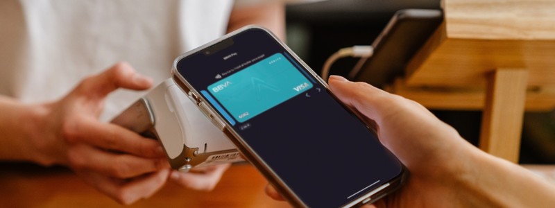 mobile paying contactless at payment terminal